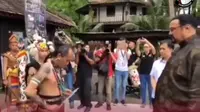 Tangkapan layar video aktor Steven Seagal berkunjung ke Kalimantan dan mencium mandau. (Liputan6.com/ Istimewa)