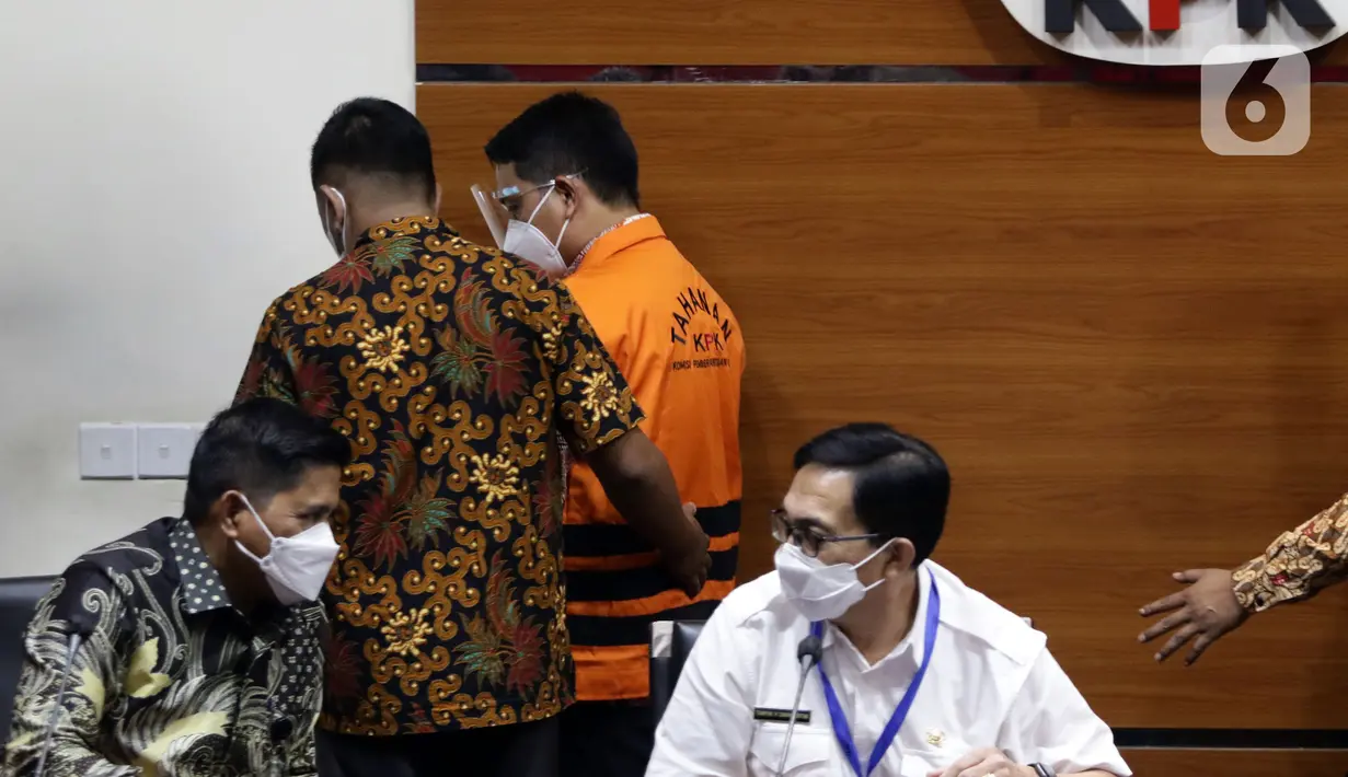 Dirjen Bina Keuangan Daerah Kemendagri periode Juli 2020-November 2021, M Ardian Noervianto (ketiga kiri) usai rilis penahanan di Gedung KPK, Jakarta, Rabu (2/2/2022). M Ardian N merupakan tersangka dugaan suap terkait pengajuan dana PEN untuk Kab Kolaka Timur 2021. (Liputan6.com/Helmi Fithriansyah)