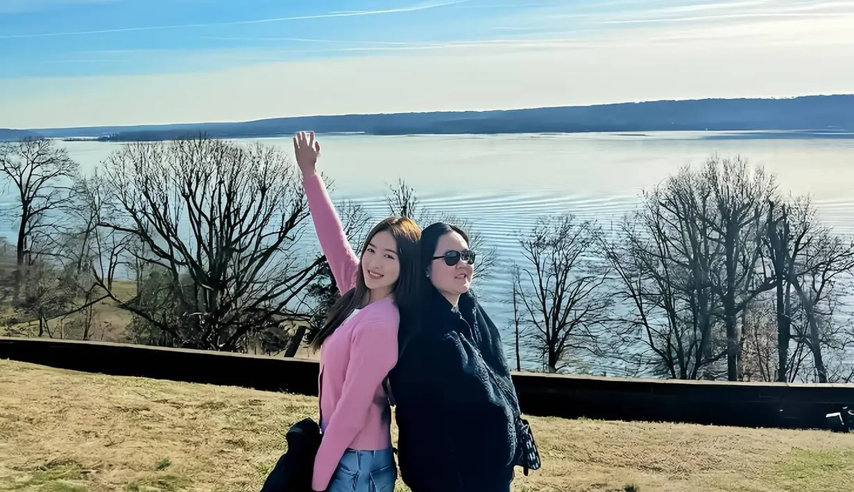 Liburan ke Amerika Serikat, Wilo banyak mengunjungi tempat-tempat indah. Baik itu di jalan-jalan di tengah kota hingga mengunjungi kawasan Gunung Vernon yang ada di Negara Bagian Virginia. Melihat pemandangan indah, Wilo banyak abadikan momen liburan bersama di media sosial Instagram. (Liputan6.com/IG/@natashawilona12)