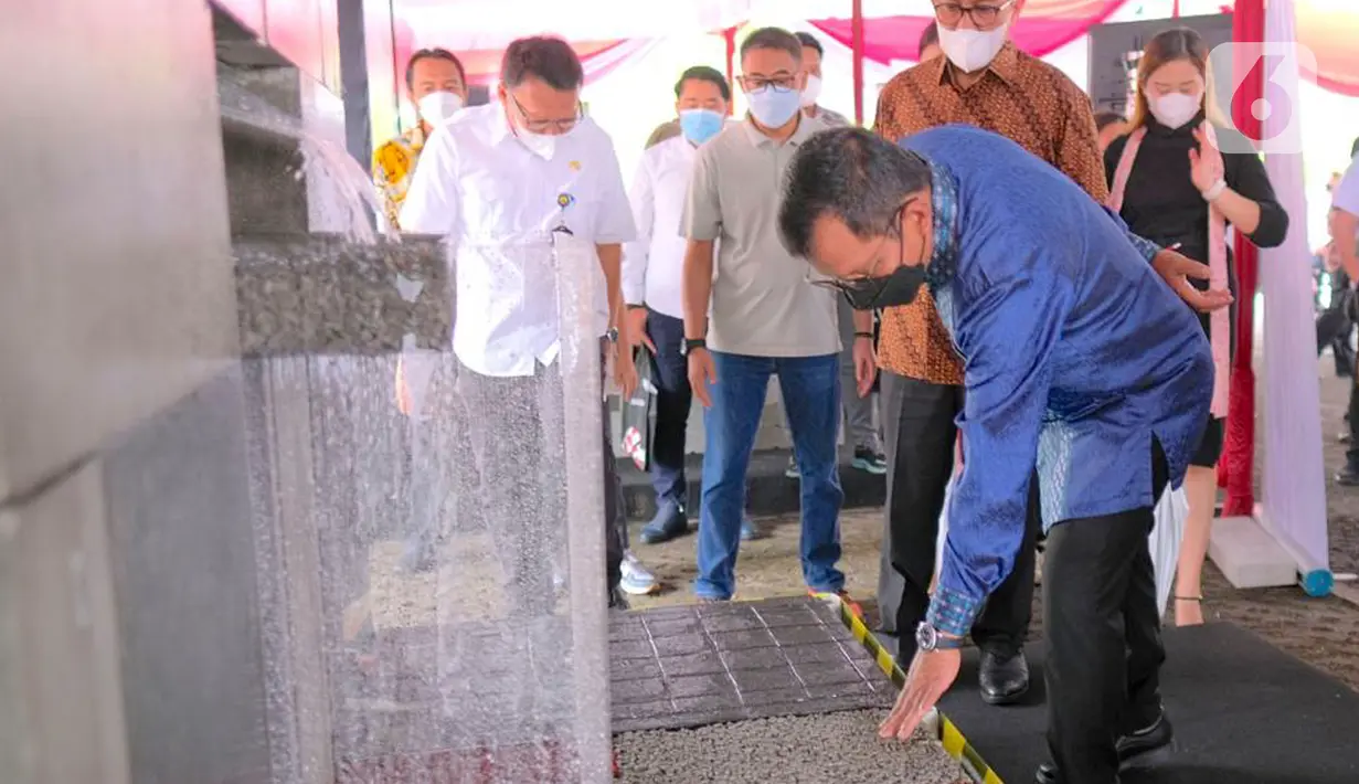 Direktur Utama SIG, Donny Arsal (kanan) melihat hasil produk ThruCrete usai pembukaan pelatihan tenaga konstruksi di Palembang (7/4/2022). Sinergi dilatarbelakangi kebutuhan konstruksi untuk infrastruktur, perumahan dan kawasan yang meningkat seiring dengan pertumbuhan populasi.(Liputan6.com/HO/SIG)