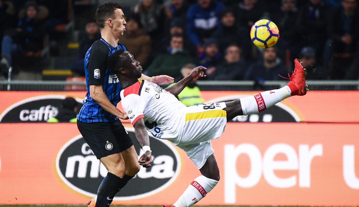 Pemain Inter Milan, Ivan Perisic (kiri) menempel ketat pergerakan pemain Benevento, Bacary Sagna pada lanjutan Serie A Italia di San Siro stadium, Milan, (24/2/2018). Inter menang 2-0. (AFP/ Marco Bertorello)