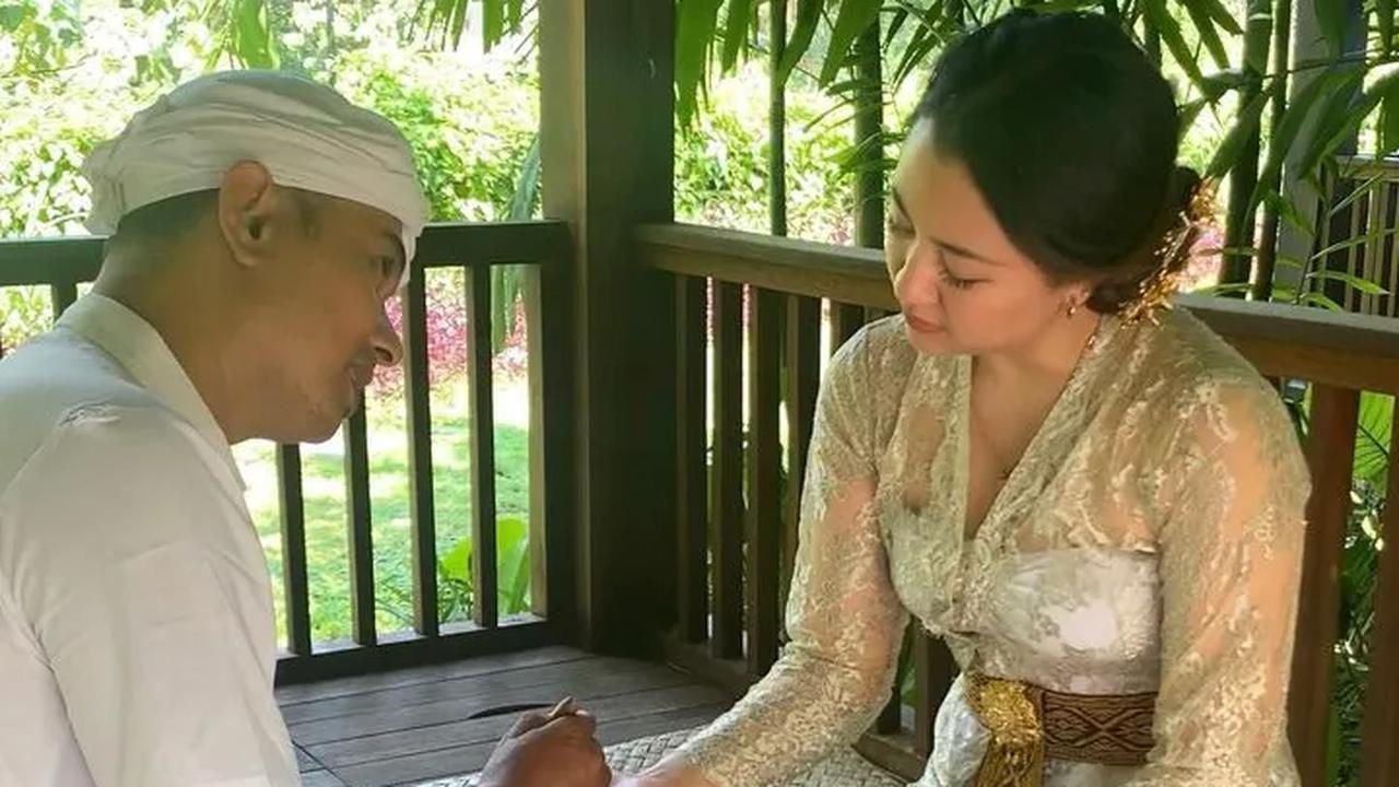 Penampilan Sherina yang tampil mengenakan pakaian tradisional Bali tak luput dari perhatian para netizen. Mereka menuliskan berbagai komentar.<br>