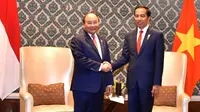 Presiden Jokowi berjabat tangan dengan Perdana Menteri Vietnam, Nguyen Xuan Phuc seusai pertemuan bilateral disela Konferensi Tingkat Tinggi ASEAN-India di Hotel Taj Enclave Diplomatic, New Delhi, Jumat (26/1). (Liputan6.com/Pool/Biro Pers Setpres)