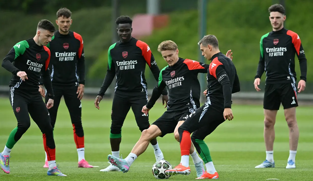 Sejumlah pemain Arsenal mengikuti sesi latihan tim di pusat Pelatihan Arsenal di London Colney, utara London, pada 6 Mei 2025. (Glyn KIRK/AFP)
