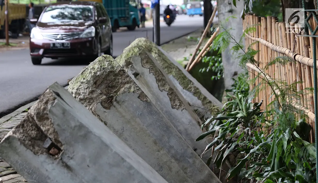 Penampakan pagar yang ambruk di Taman Hutan Tebet, Jakarta, Kamis (28/3). Pagar yang ambruk tidak diperbaiki melainkan diganti menggunakan bambu. (Liputan6.com/Immanuel Antonius)