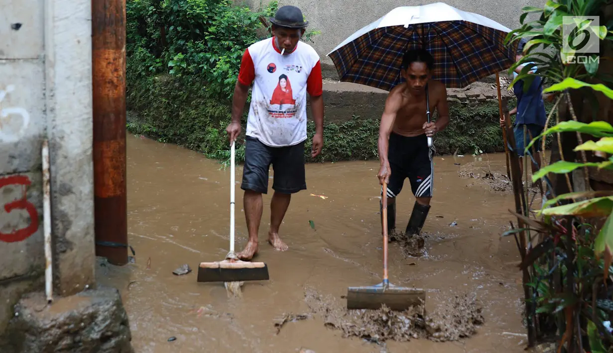 Warga membersihkan lumpur dari banjir yang menggenangi Gang Arus Dalam di Cawang, Jakarta Timur, Rabu (24/4). Banjir kiriman dari Bogor yang menggenangi kawasan tersebut menyisakan lumpur dan sampah sehingga menganggu aktivitas warga. (Liputan6.com/Immanuel Antonius)