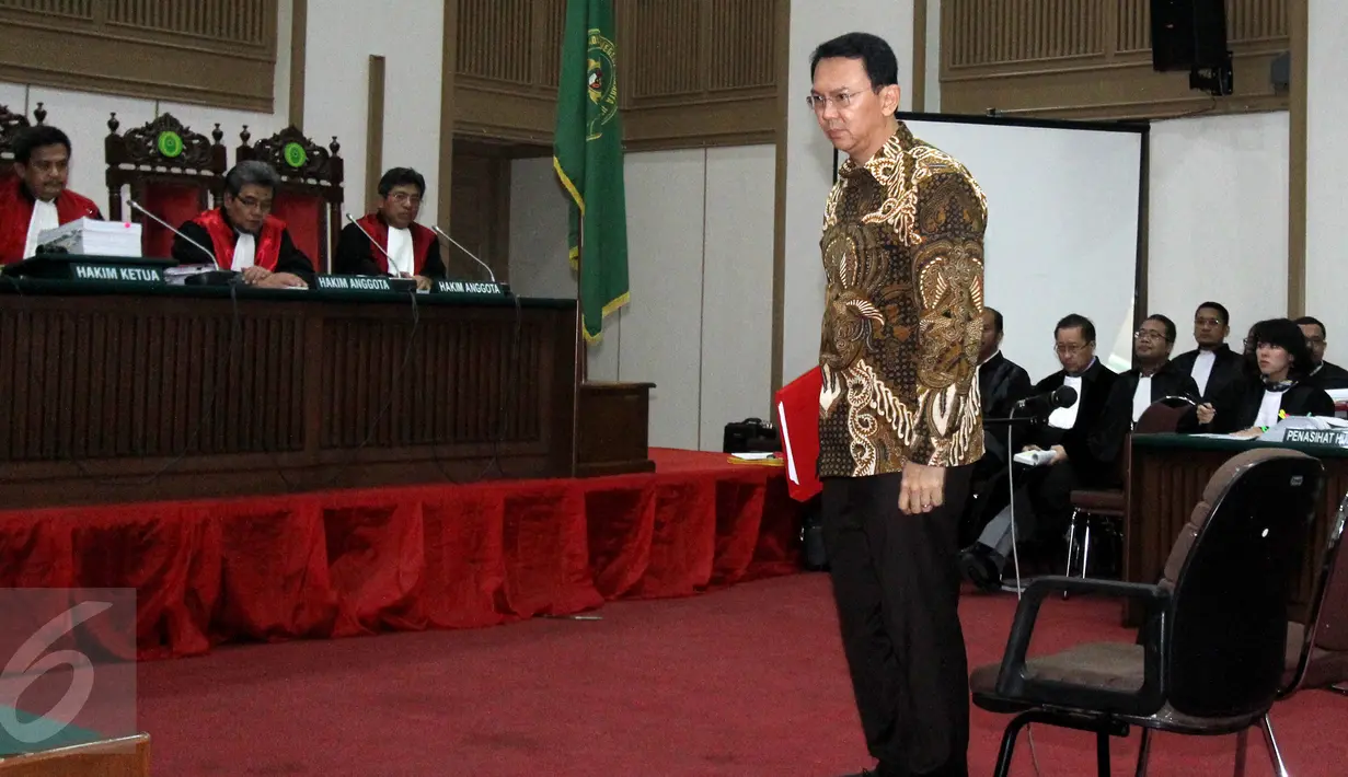 Gubernur DKI Jakarta nonaktif, Basuki T Purnama bersiap menjalani persidangan Lanjutan di Kementan, Jakarta Selatan, Selasa (17/1). Sidang ke-6 mendengarkan empat keterangan saksi dari pihak penuntut umum. (Liputan6.com/Resa Esnir/Pool)