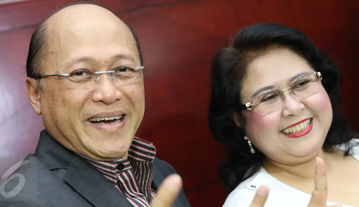 Motivator Mario Teguh (kiri) bersama kuasa hukumnya Elza Syarief tersenyum usai memberikan keterangan terkait perseteruan dengan Ario Kiswinar Teguh di Jakarta, Senin (10/10). (Liputan6.com/Immanuel Antonius)