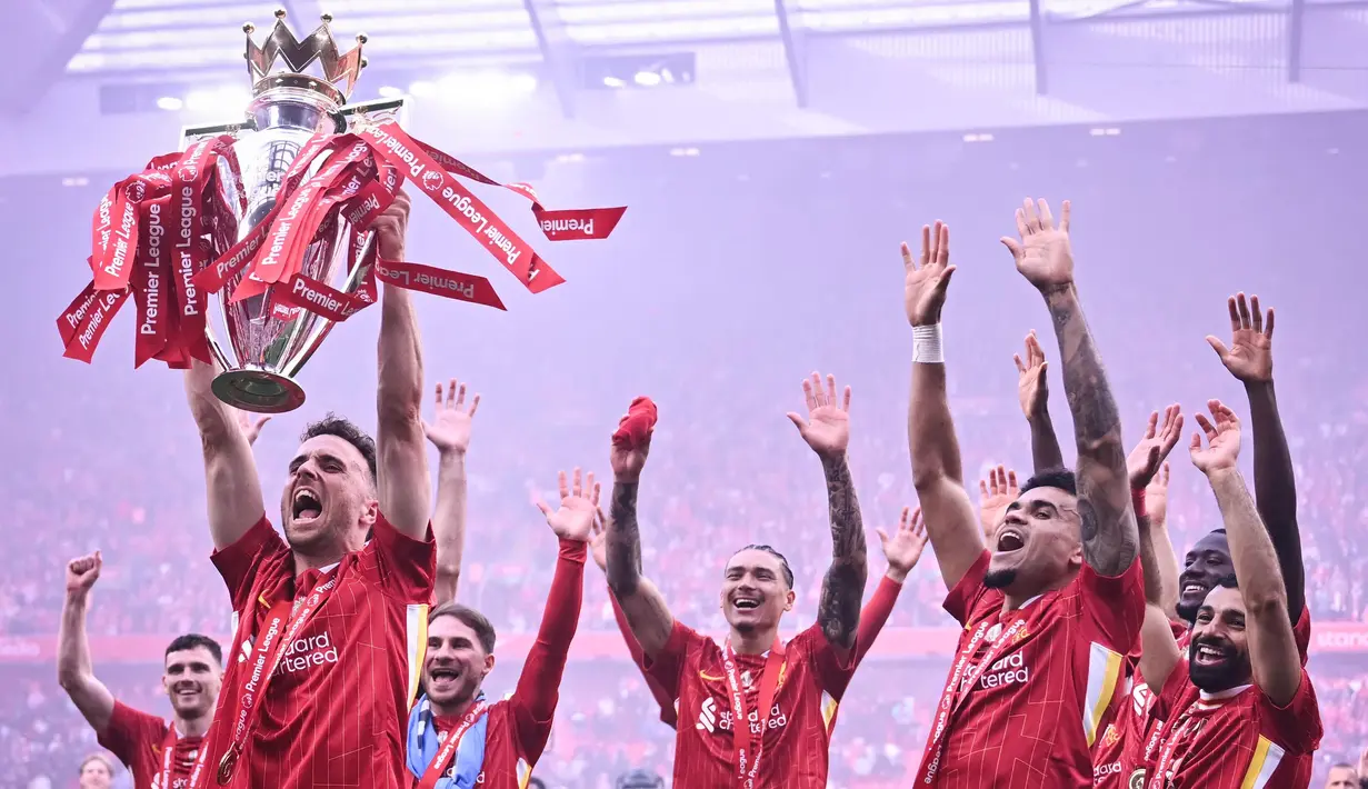 Pemain depan Liverpool asal Portugal, Diogo Jota mengangkat trofi Liga Premier pada akhir pertandingan melawan Crystal Palace di Stadion Anfield, Liverpool, Inggris pada 25 Mei 2025. (Paul ELLIS/AFP)
