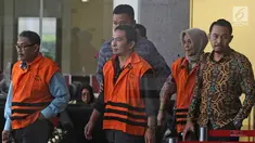 Tersangka anggota DPRD Malang Wiwik Hendri Astuti, M Zainudin dan Suprapto mengenakan rompi tahanan usai menjalani pemeriksaan di Gedung KPK, Jakarta, Rabu (28/3). 5 anggota DPRD Malang resmi ditahan atas dugaan suap APBD-P. (Liputan6.com/Herman Zakharia)