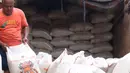 Pekerja tengah menurunkan beras yang akan di jual di Jakarta, Senin (21/12/2020). Kenaikan harga beras yang biasa terjadi saat momen akhir dan awal tahun diyakini tidak terjadi pada periode kali ini. (Liputan6.com/Angga Yuniar)