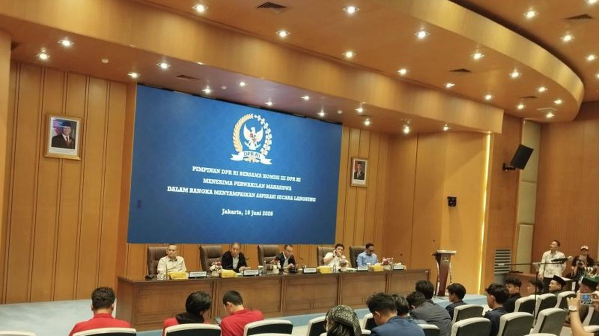 Dasco Telepon Bahlil dan Nanik di Depan Mahasiswa Pendemo