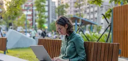 Fake commute menjadi rutinitas sederhana yang banyak diterapkan pekerja remote untuk membantu memisahkan waktu kerja dan kehidupan pribadi sehingga hari terasa lebih teratur dan seimbang. (Foto/Dok: Pexels)