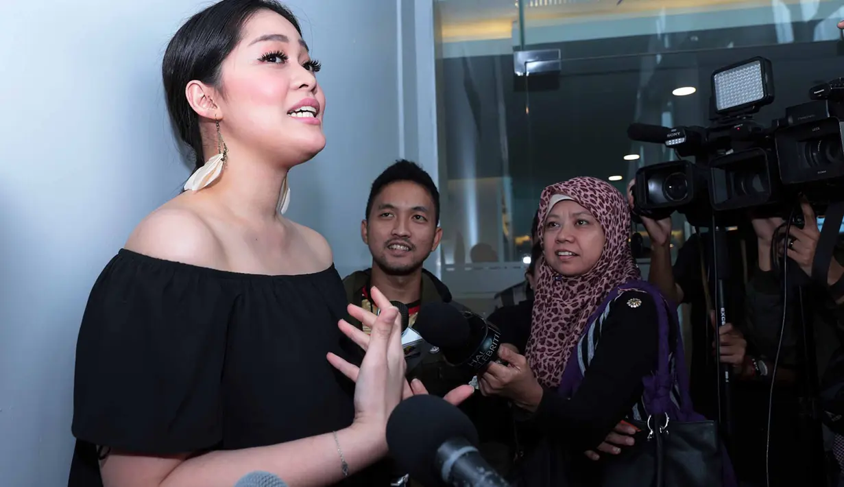 "Karena gemuk, aku lagi program nurunin berat badan nih melalui olahraga. Ya, ngeluarin keringet lah, olahraganya gak yang pakai alat-alat berat gitu cukup olahraga yang banyak gerak aja," jelas Gracia Indri. (Deki Prayoga/Bintang.com)
