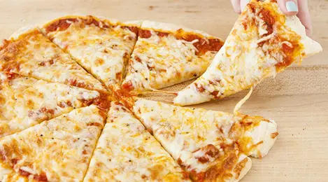 Pizza keju dengan adonan lembut dan lelehan mozzarella yang menggoda, disajikan hangat untuk momen spesial bersama keluarga