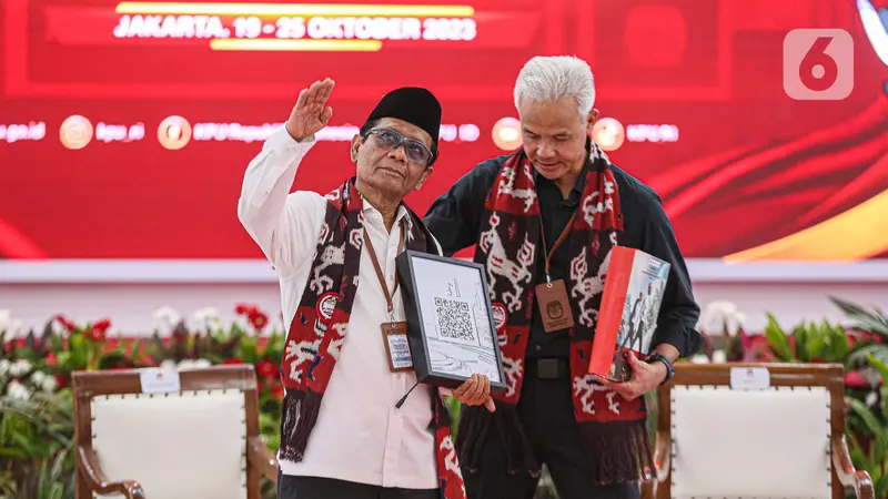 Ganjar Pranowo Bersama Mahfud MD Daftar KPU