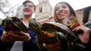Dua kura-kura peliharaan dibawa oleh pemiliknya untuk diberkati dalam perayaan Santo Fransiskus dari Asisi di gereja San Fransisco, Chile, Kamis (4/10). Perayaan Santo Fransiskus dari Asisi dipercaya sebagai Santo pelindung binatang. (AP/Esteban Felix)
