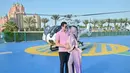 Syahrini dan Reino Barack sedang menikmati liburan di Dubai. Penyanyi asal Sukabumi itu tampak melihat kota terpadat di negara Uni Emirat Arab dari atas udara. Berikut potret Syahrinni yang makin mesra dan romantis bersama suami saat liburan. [Instagram/princessyahrini]