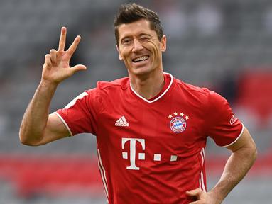 Penyerang Bayern Munchen, Robert Lewandowski, merayakan gol yang dicetaknya ke gawang Eintracht Frankfurt pada laga lanjutan Liga Jerman di Allianz Arena, Sabtu (24/10/2020) malam WIB. Bayern Munchen menang 5-0 atas Eintracht Frankfurt. (AFP/Christof Stache/various sources)