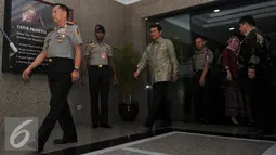 Menpan-RB, Asman Abnur bersama Kapolri Jenderal Tito Karnavian usai pertemuan di Mabes Polri, Jakarta, Jumat (19/8). Pertemuan tertutup tersebut membahas dua hal yaitu Organisasi dan penekanan pelayanan publik. (Liputan6.com/Gempur M Surya)