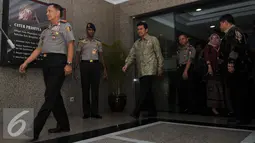 Menpan-RB, Asman Abnur bersama Kapolri Jenderal Tito Karnavian usai pertemuan di Mabes Polri, Jakarta, Jumat (19/8). Pertemuan tertutup tersebut membahas dua hal yaitu Organisasi dan penekanan pelayanan publik. (Liputan6.com/Gempur M Surya)