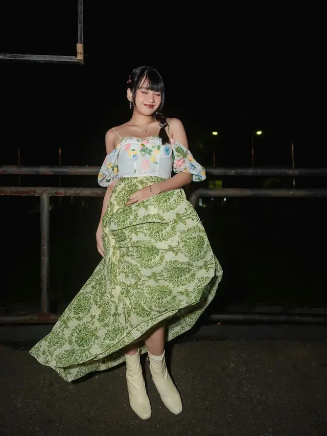 2. Off Shoulder Top dengan Rok Motif