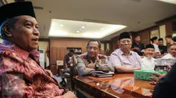 Ketua umum pengurus besar Nahdlatul Ulama, Said Aqil Siradj (kiri) saat melakukan perbincangan di Kantor PBNU, Jakarta, (23/12). Pertemuan ini membahas keamanan menjelang Natal 2015 dan tahun baru 2016. (Liputan6.com/Faizal Fanani)