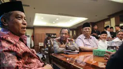 Ketua umum pengurus besar Nahdlatul Ulama, Said Aqil Siradj (kiri) saat melakukan perbincangan di Kantor PBNU, Jakarta, (23/12). Pertemuan ini membahas keamanan menjelang Natal 2015 dan tahun baru 2016. (Liputan6.com/Faizal Fanani)