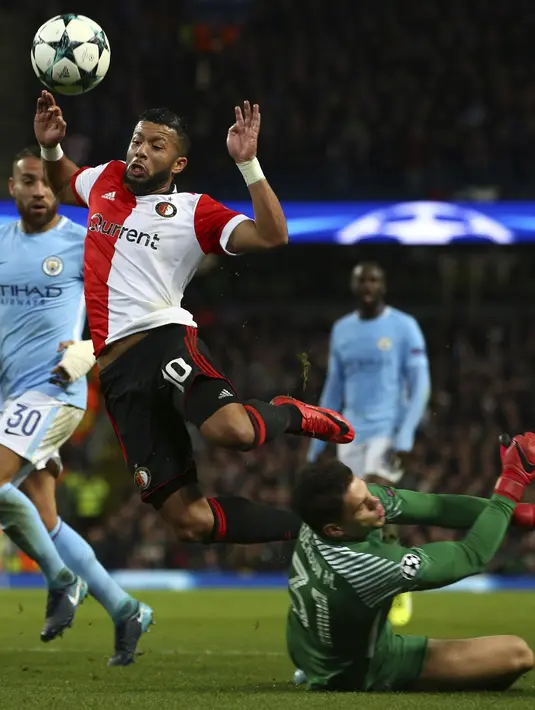 Aksi kiper Manchester City, Ederson (bawah) mengamankan gawangnya dari serbuan pemain Feyenoord, Tonny Vilhena pada laga group F Liga Champions di Etihad Stadium, Manchester, (21/11/2017). City menang 1-0. (AP/Dave Thompson)