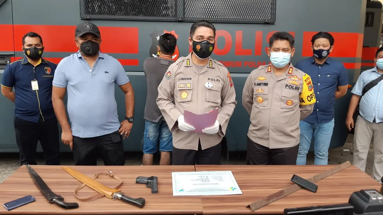 Kabid Humas Polda Sulut Kombes Pol Jules Abraham Abast saat konferensi pers di Mapolda Sulut, Selasa sore (9/2/2021).