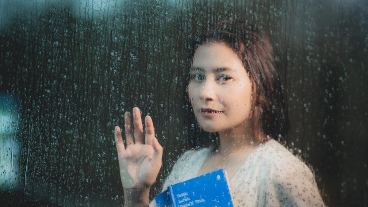 Prilly Latuconsina Luncurkan Buku Retak Luruh Kembali Utuh, Bicara Luka dan Upaya Memulihkan Diri