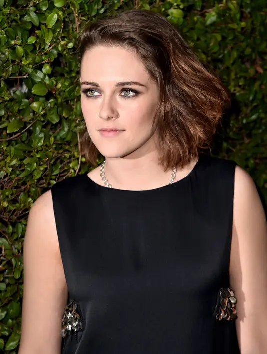 Ekspresi Kristen Stewart saat menghadiri the inaugural Image Maker Awards yang diselengarakan oleh Marie Claire di Chateau Marmont, Los Angeles (12/1). Pemeran Bella Swan dalam film Twilight ini terlihat seksi dengan rok mini bling-bling. (AFP/Kaya Polk)