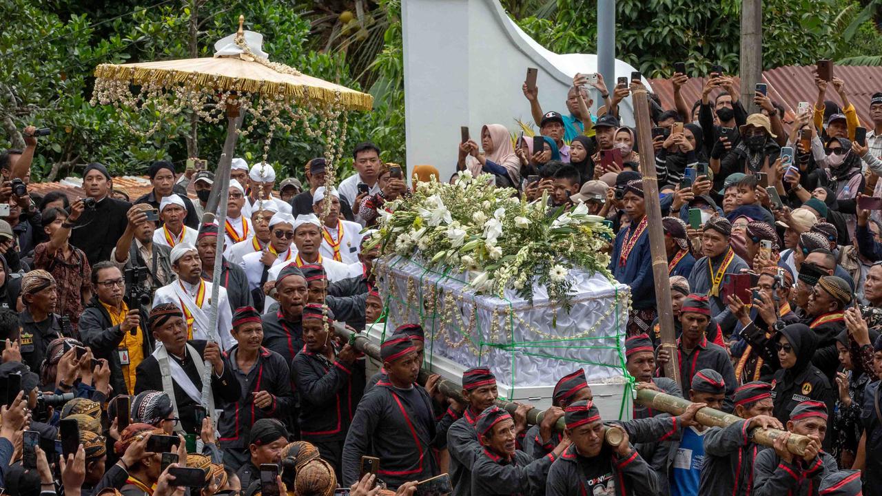 FOTO: Selamat Jalan Sang Raja,  Warga Solo dan Yogyakarta Hantarkan Pakubuwono XIII
