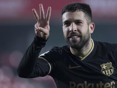 Bek Barcelona, Jordi Alba melakukan selebrasi usai mencetak gol ketiganya ke gawang Granada dalam laga perempatfinal Copa del Rey 2020/21 di Nuevo Los Carmenes Stadium, Rabu (3/2/2021). Barcelona menang 5-3 (2-2) atas Granada melalui babak extra time. (AFP/Jorge Guerrero)