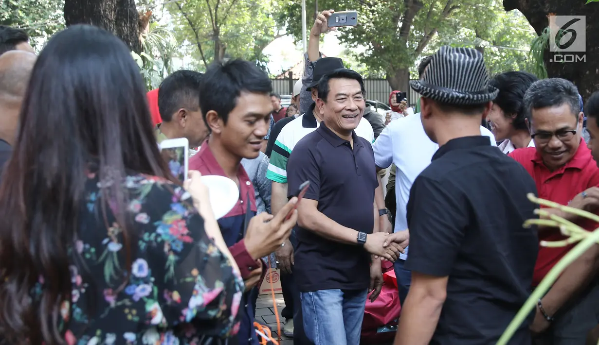 Sejumlah rekan memberikan ucapan selamat kepada Kepala Kantor Staf Presiden (KSP), Moeldoko pada perayaan ulang tahunnya yang ke-61 di Taman Suropati, Jakarta, Minggu (8/7). (Liputan6.com/Herman Zakharia)