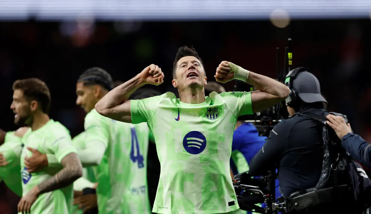 Dua menit berselang, Barcelona memperpendek keunggulan Atletico de Madrid lewat gol Robert Lewandowski. (OSCAR DEL POZO/AFP)