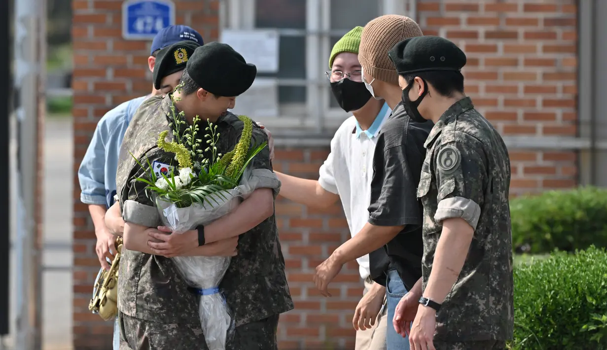 Jin juga menerima buket bunga, dan bertemu kembali dengan lima anggota BTS yakni J-Hope, RM, Jimin, V dan Jungkook. (Jung Yeon-je / AFP)