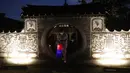 Seorang pengunjung memegang lentera tradisional Korea berjalan-jalan selama Tur Cahaya Bulan di Istana Changdeokgung di Seoul, Korea Selatan, Kamis, (13/8/2020). Istana dibuka kembali pada Kamis setelah ditutup selama dua bulan karena pandemi Covid-19. (AP Photo/Ahn Young-joon)
