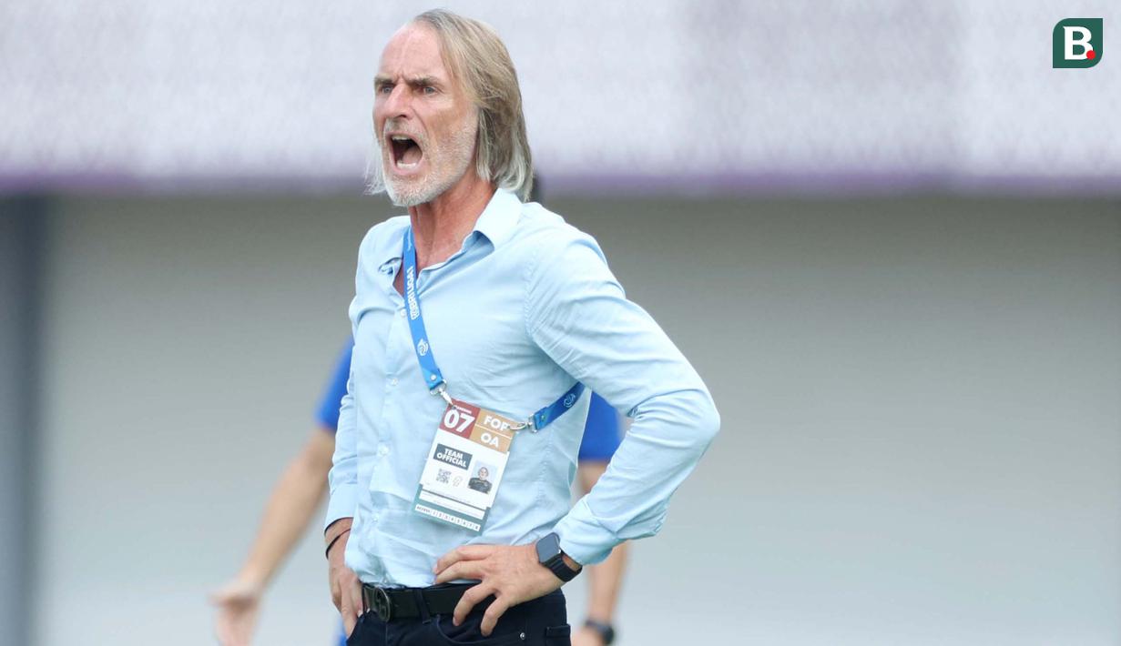 Jan Olde Riekerink merasa Dewa United seharusnya bisa meraih kemenangan pada laga ini. Pelatih asal Belanda itu merasa tim asuhannya tampil lebih domian. Egy Maulana Vikri dan kawan-kawan tampil lebih dominan dan bisa menciptakan banyak peluang. (Bola.com/M Iqbal Ichsan)