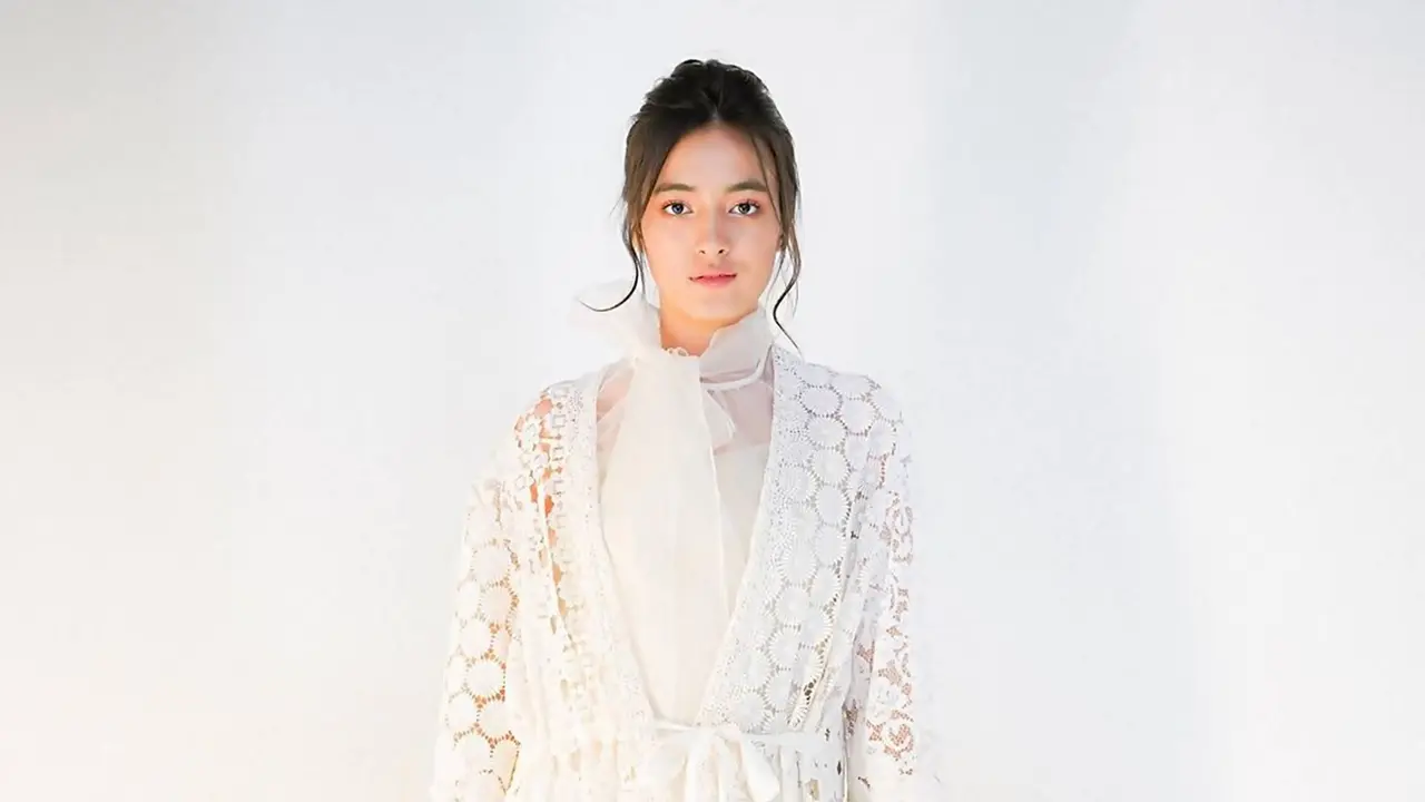 Pesonanya Makin Terpancar, Ini Potret Mawar Eva de Jongh denga Dress Berwarna Putih