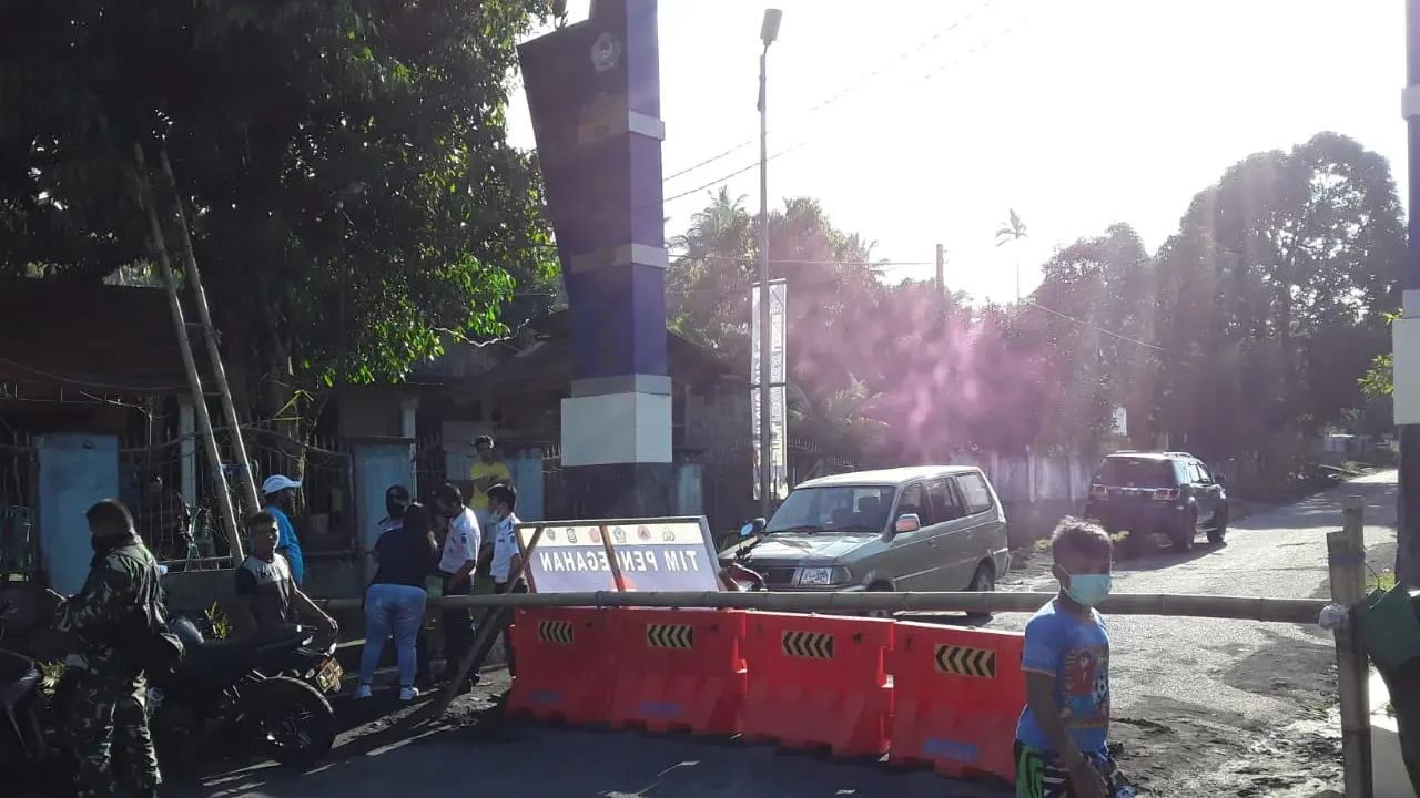 Ruas Jalan perbatasan Desa Klabat menuju Kelurahan Karondoran yang ditutup selama dua pekan.