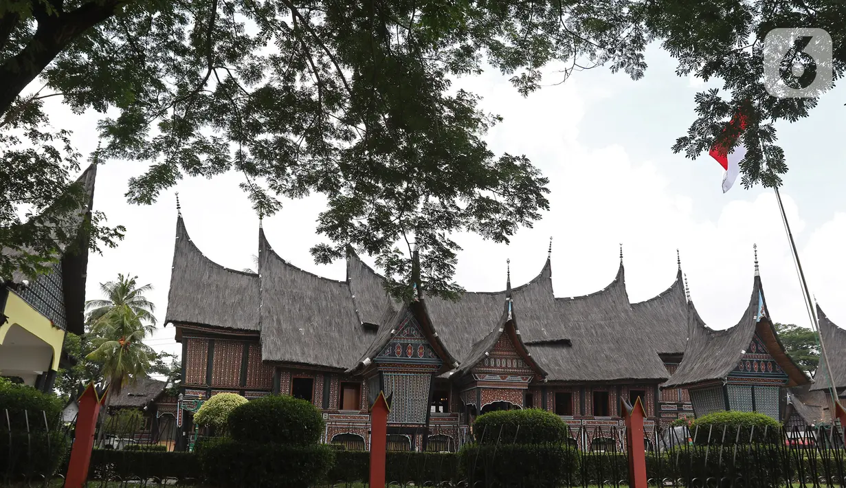 Anjungan Provinsi Sumatera Barat sepi dari kunjungan wisatawan di Taman Mini Indonesia Indah (TMII), Jakarta, Rabu (14/10/2020). TMII membuka kembali tempat wisatanya saat Pemerintah Provinsi DKI sudah memberlakukan PSBB Transisi. (Liputan6.com/Herman Zakharia)