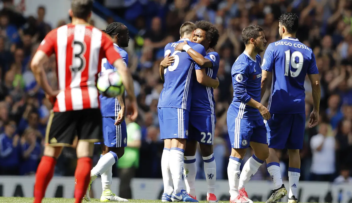 Gelandang Chelsea, Willian memeluk Kapten Chelsea, John Terry, saat ditarik keluar lapangan saat laga melawan Sunderland di Stamford Bridge, Minggu (21/5/2017). Terry resmi mengakhiri kiprahnya selama 22 tahun di Chelsea. (AP/Frank Augstein)