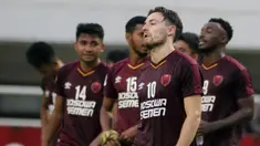Gelandang PSM Makassar, Marc Klok, tampak kecewa usai gagal lolos ke final Zona ASEAN Piala AFC 2019 meski menang atas Becamex Binh Duong di Stadion Pakansari, Rabu (26/6). PSM menang 2-1 atas Becamex Binh Duong. (Bola.com/M Iqbal Ichsan)