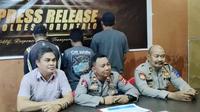 Polres Gorontalo saat mengamankan tiga pelaku penyeludupan miras jenis cap tikus (Arfandi/Liputan6.com)