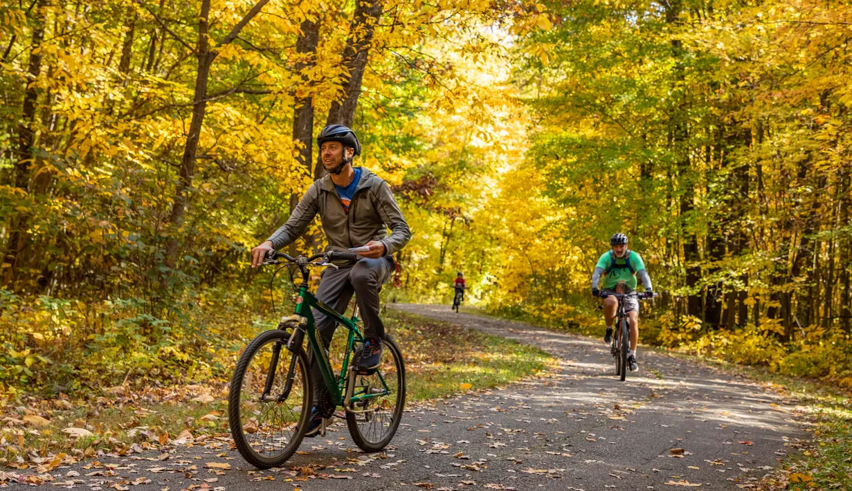 Sejumlah pesepeda menikmati keindahan dedaunan musim gugur di Island Lake Recreation Center di Livingston County, Michigan, Amerika Serikat, pada 11 Oktober 2020. (Xinhua/Joel Lerner)