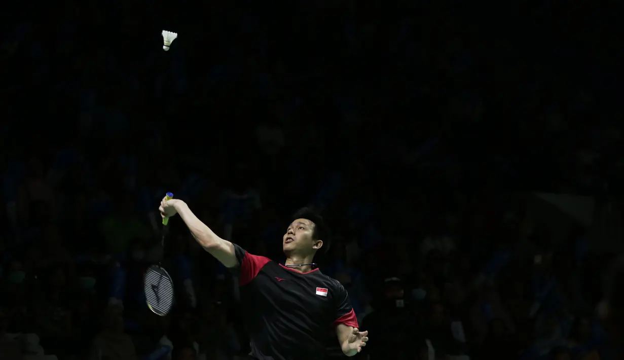Ganda putra Indonesia, Hendra Setiawan / Mohammad Ahsan, mengembalikan kok saat melawan Yuta Watanabe / Hiroyuki Endo, pada Indonesia Open 2019 di Istora Senayan, Jumat (19/7). Hendra / Ahsan menang 21-15 9-21 22-20. (Bola.com/Yoppy Renato)