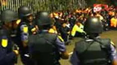 Upah tak dibayar seperti yang dikira, ratusan pekerja di Afsel berunjuk rasa di luar stadion tempat pertandingan antara Jerman melawan Australia. Akibatnya, seorang wanita cedera. 