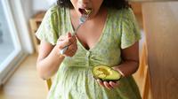 ibu Hamil makan buah alpukat (Reve AI)