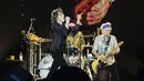 Personel grup band The Rolling Stones Mick Jagger (tengah), Ronnie Wood (kiri), dan Keith Richards (kanan) beraksi di atas panggung selama konser bagian dari tur Eropa "Sixty" di stadion Groupama, di luar Lyon, Prancis tengah, Selasa (19/7/2022).